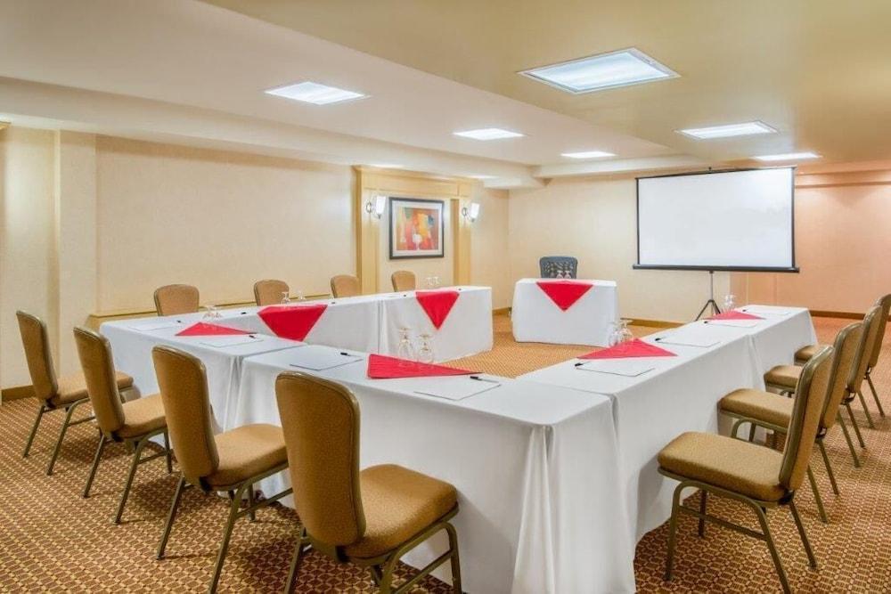 Hamilton Plaza Hotel And Conference Centre Экстерьер фото