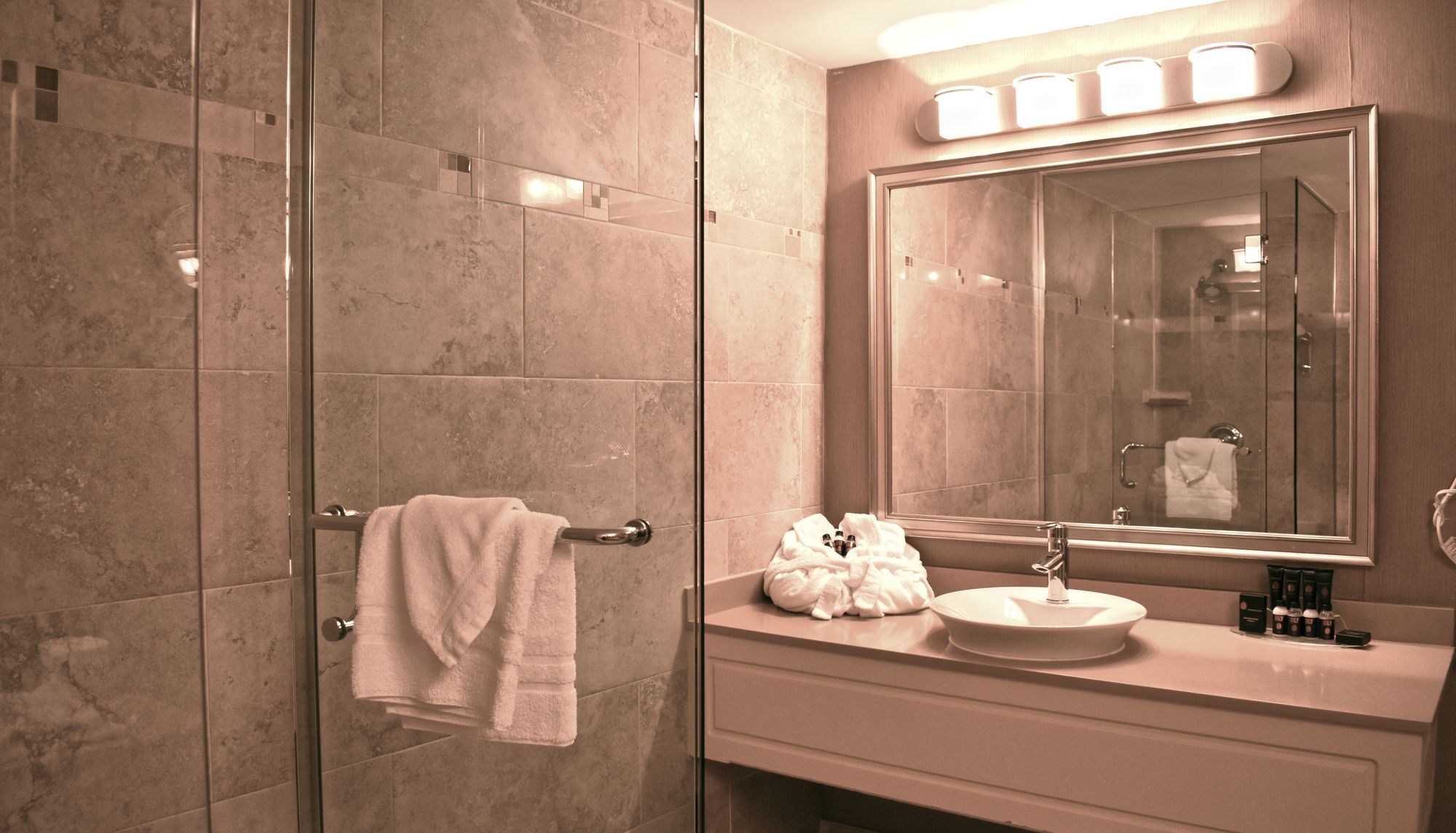 Hamilton Plaza Hotel And Conference Centre Экстерьер фото